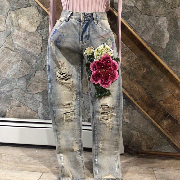 NWT Crazy 3D Embroidered Flowers beautiful jeans! - Picture 3 of 16